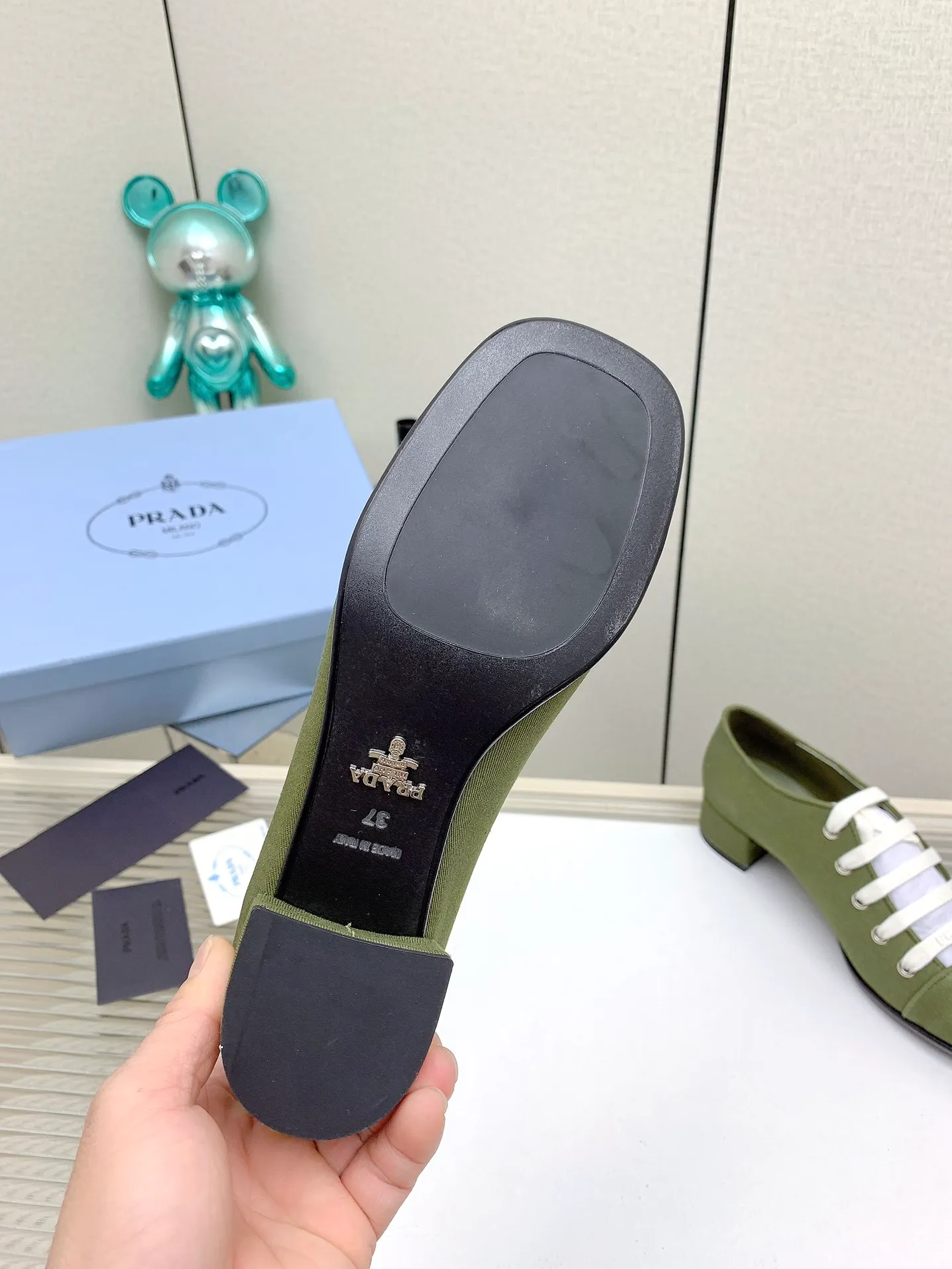 👟👟Ex-factory price 620👟👟 (Higher version) Prada 25/Spring and Summer Catwalk New lace-up hollow shoelace Mary Jane thick heel shoes This year’s lace-up element is super popular and really fashionable. I am obsessed with the appearance and comfort! The salty or sweet doll head design is full of girlishness. It is retro and playful yet elegant. The key is that it is easy to wear. ✔️Upper: original customized fabric ✔️Inner: sheepskin ✔️Outsole: genuine leather outsole imported from Italy ✔️Size: #35-41 (40.41 custom-made, non-refundable)